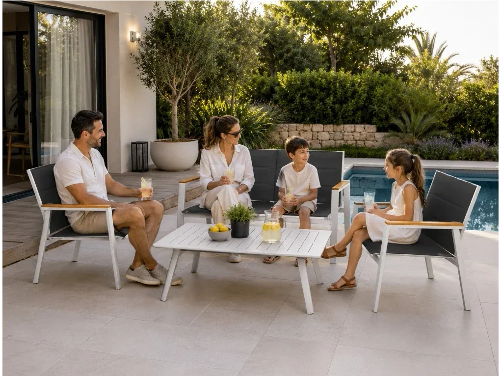 ריהוט גן יוקרתי דגם לוקה לבן - שילוב מושלם של אלומיניום ועץ לעיצוב המרפסת